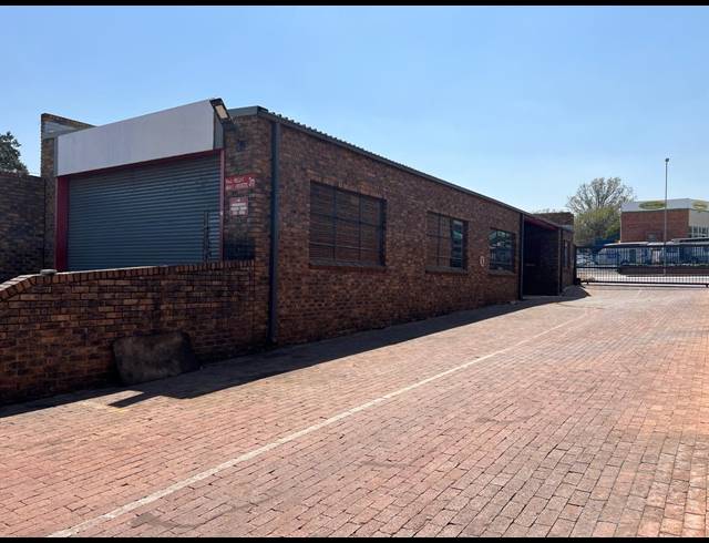 180M² WAREHOUSE TO LET IN FONTAINEBLEAU